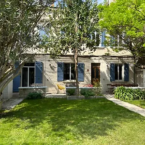 Maison De Caractere Avec Jardin Arbore En Avignon